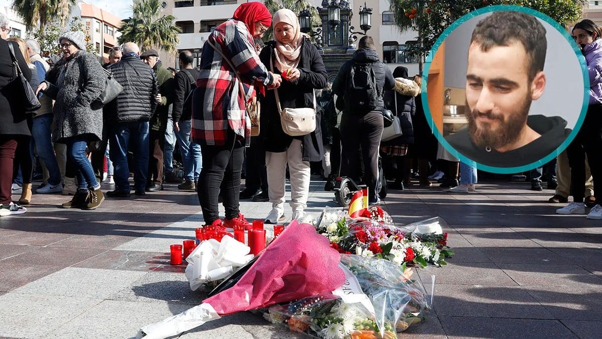 Velas y flores colocadas este jueves en el lugar en el que falleció el sacristán de la iglesia de La Palma y una foto de Yasine