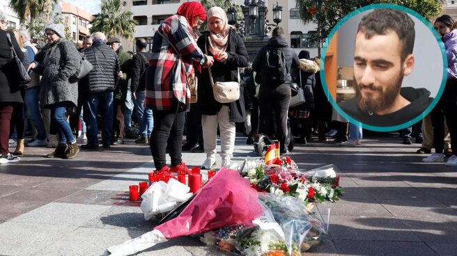 Velas y flores colocadas este jueves en el lugar en el que falleció el sacristán de la iglesia de La Palma y una foto de Yasine