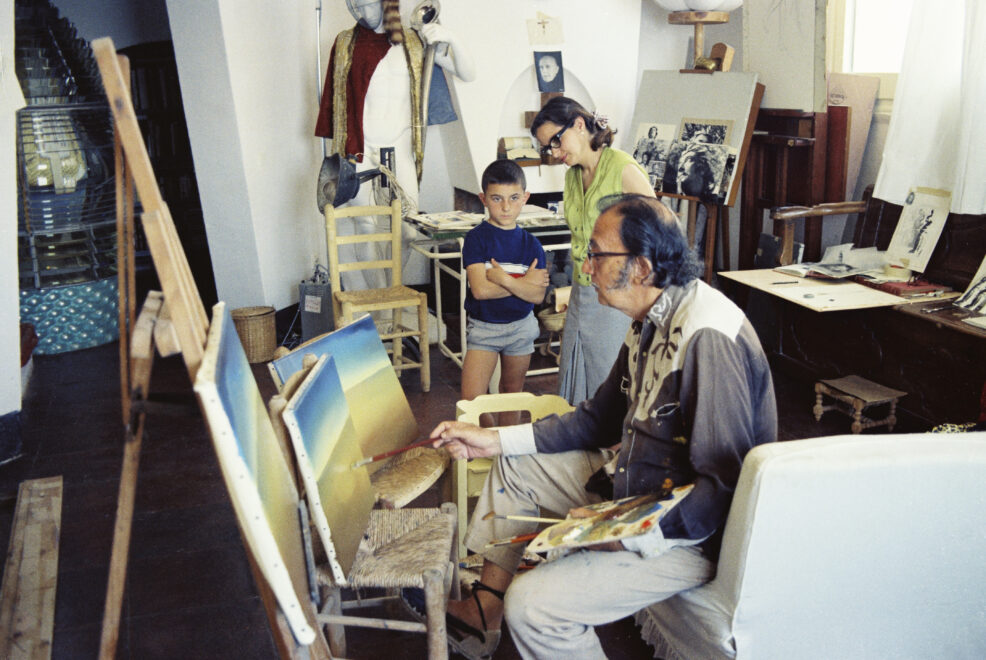 Dalí trabajando en su estudio.