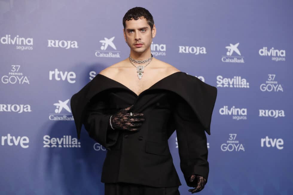 El actor y director Eduardo Casanova posa para los medios gráficos en la alfombra roja de la XXXVII Gala de los Premios de la Academia de Cine, "los Goya", que se celebra este sábado en el Palacio de Congresos y Exposiciones FIBES de Sevilla.