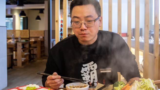 Toni, responsable de 'Spicy Soul hot Pot', el único restaurante chino que sólo sirve este tipo de comida.