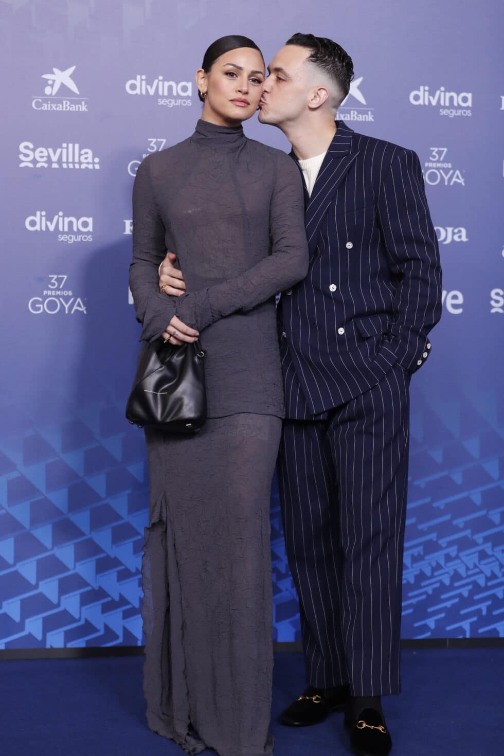 El rapero C. Tangana posa para los medios gráficos junto a su pareja, la chilena Rocío Aguirre en la alfombra roja de la XXXVII Gala de los Premios de la Academia de Cine, "los Goya"