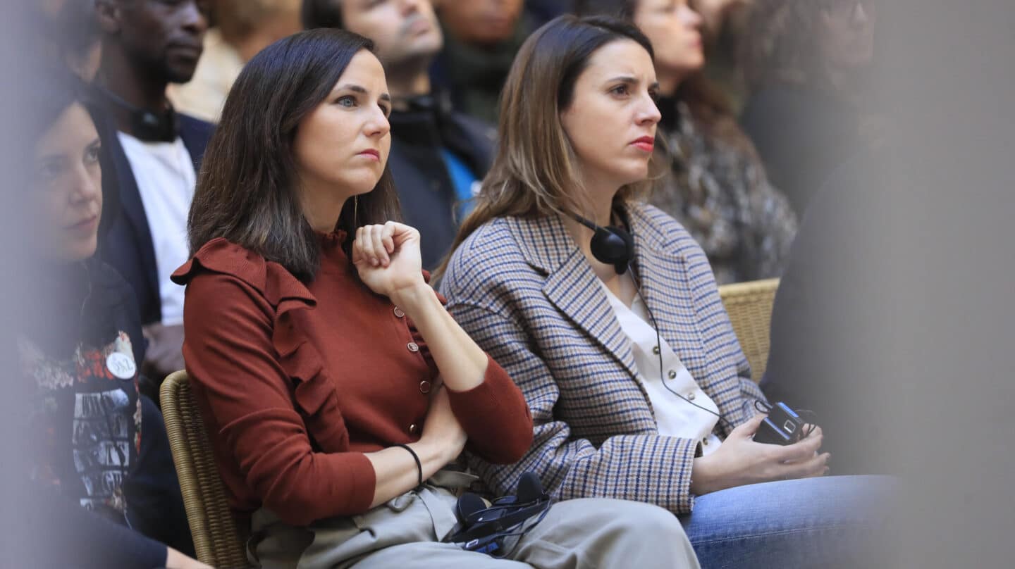 MADRID, 17/02/2023.-La ministra de Igualdad, Irene Montero (d) junto a la líder de Podemos y ministra de Derechos Sociales, Ione Belarra, durante la III Conferencia Europea por la Paz, este viernes en Madrid. EFE/ Fernando Alvarado