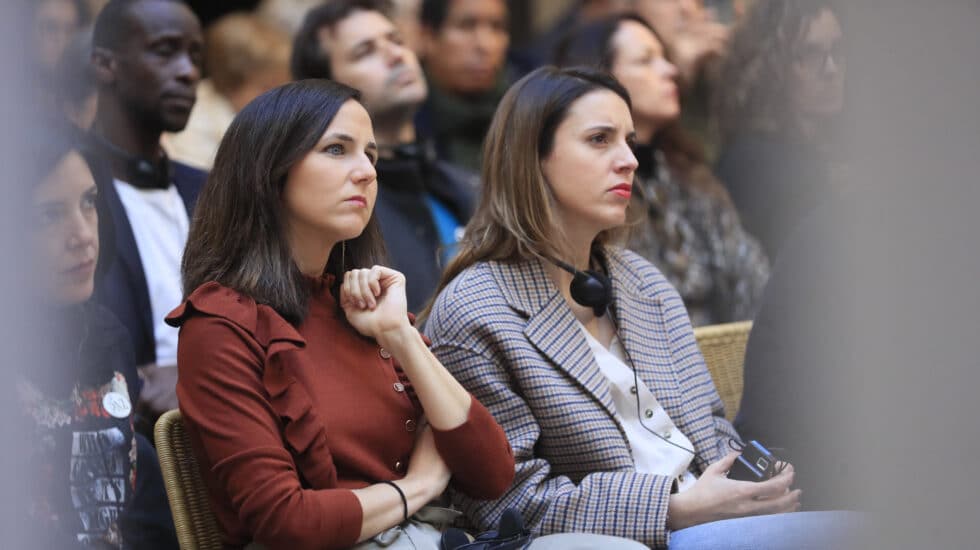 MADRID, 17/02/2023.-La ministra de Igualdad, Irene Montero (d) junto a la líder de Podemos y ministra de Derechos Sociales, Ione Belarra, durante la III Conferencia Europea por la Paz, este viernes en Madrid. EFE/ Fernando Alvarado