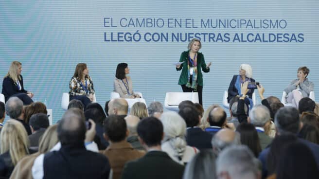 Feijóo suma a Aznar y Rajoy a su precampaña en un acto hoy en Valencia