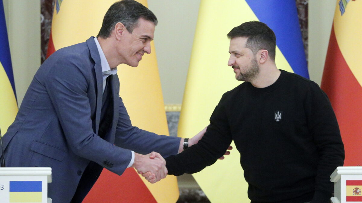 El jefe del Ejecutivo español, Pedro Sánchez (i), junto al presidente de Ucrania, Volodímir Zelenski, este 23 de febrero de 2023 durante su comparecencia conjunta ante los medios en Kiev.