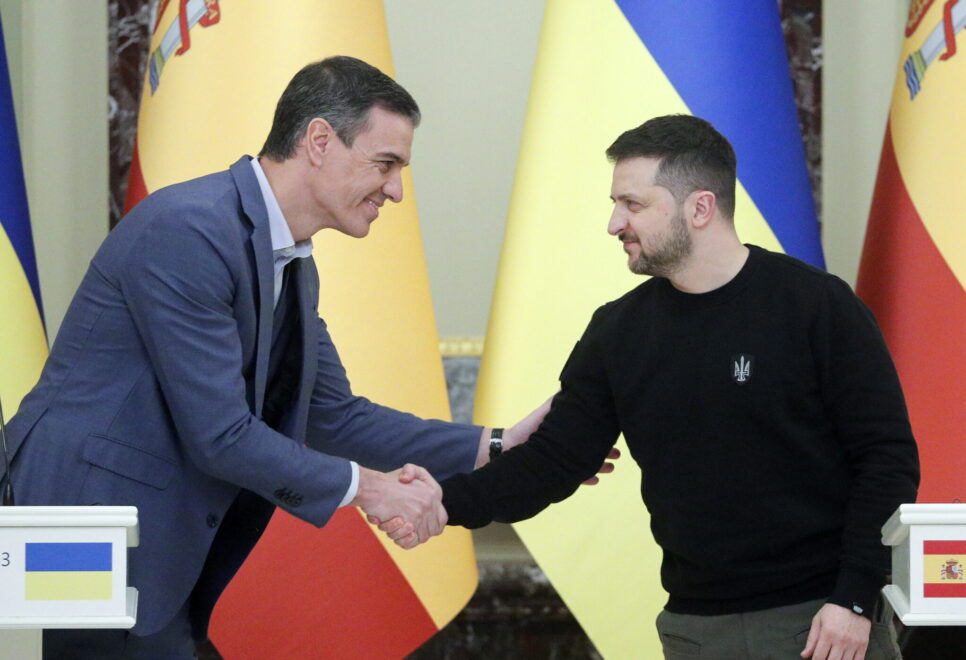 Kyiv (Ukraine), 23/02/2023.- Ukraine's President Volodymyr Zelensky (R) and Spanish Prime Minister Pedro Sanchez (L) attend a joint press conference following their meeting in Kyiv, Ukraine, 23 February 2023. Pedro Sanchez arrived in Ukraine to meet with top officials amid Russia's invasion. (Rusia, España, Ucrania) EFE/EPA/SERGEY DOLZHENKO