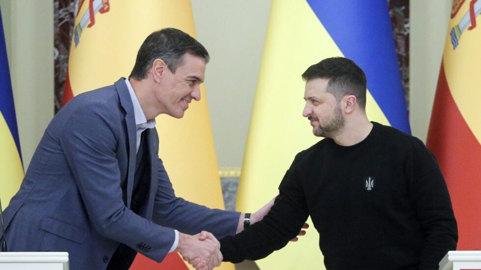 Kyiv (Ukraine), 23/02/2023.- Ukraine's President Volodymyr Zelensky (R) and Spanish Prime Minister Pedro Sanchez (L) attend a joint press conference following their meeting in Kyiv, Ukraine, 23 February 2023. Pedro Sanchez arrived in Ukraine to meet with top officials amid Russia's invasion. (Rusia, España, Ucrania) EFE/EPA/SERGEY DOLZHENKO
