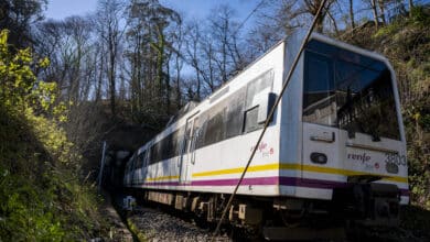 Renfe licitó los trenes antes de que Adif midiese los túneles de vía estrecha