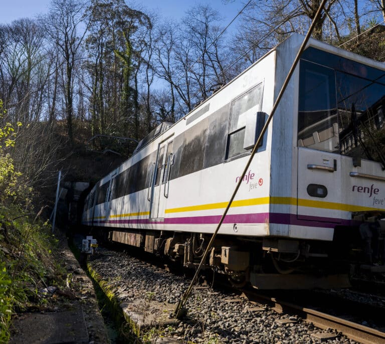 Renfe licitó los trenes antes de que Adif midiese los túneles de vía estrecha