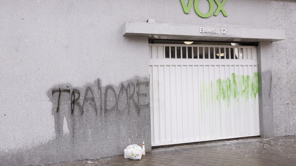 Pintadas en la sede de Vox en Madrid.