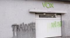 "Traidores" y "maricones": pintadas en la sede de Vox tras las declaraciones de Olona