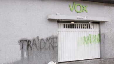 "Traidores" y "maricones": pintadas en la sede de Vox tras las declaraciones de Olona