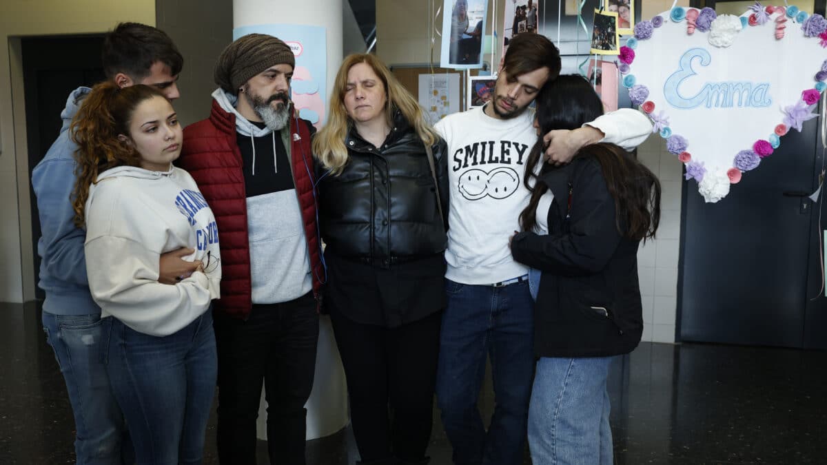 Los padres de Enma (en la imagen, junto a sus hijos y las novias de éstos) la niña de 12 años que falleció el pasado lunes en el Hospital Clínico de València de una "peritonitis purulenta"