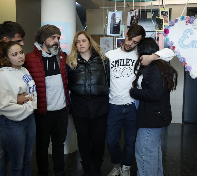 La familia de la niña de 12 años muerta por peritonitis prepara una querella penal