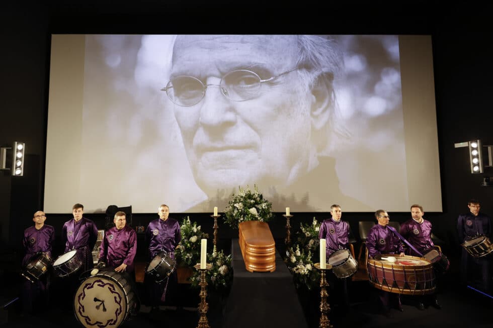 Capilla ardiente del cineasta Carlos Saura instalada este lunes en la Academia del Cine en Madrid.