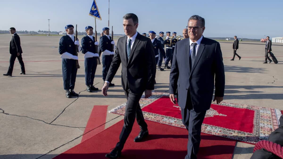 El Primer Ministro de Marruecos Aziz Akhannouch (R) recibe al Primer Ministro español Pedro Sánchez (L) en el Aeropuerto de Rabat-Sale en Rabat, Marruecos