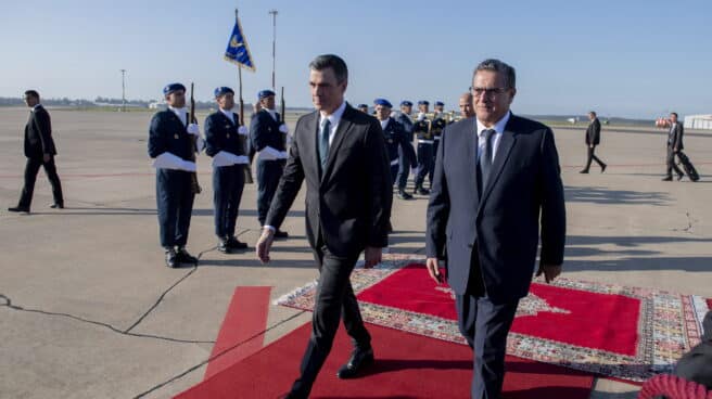 El Primer Ministro de Marruecos Aziz Akhannouch (R) recibe al Primer Ministro español Pedro Sánchez (L) en el Aeropuerto de Rabat-Sale en Rabat, Marruecos