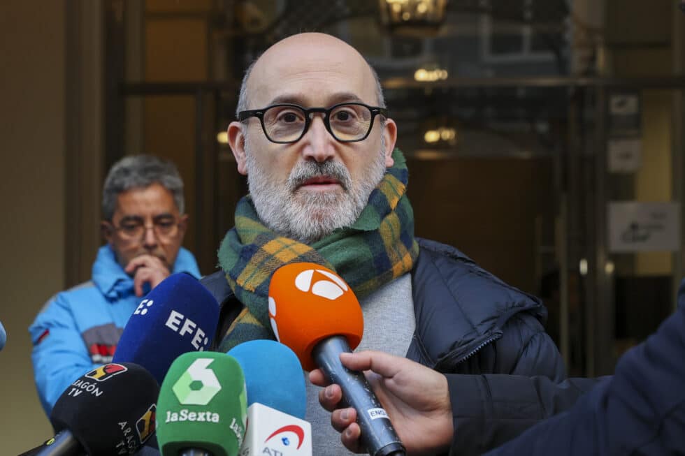El actor Javier Cámara atiende a la prensa en la capilla ardiente del cineasta Carlos Saura, instalada este lunes en la Academia del Cine en Madrid.