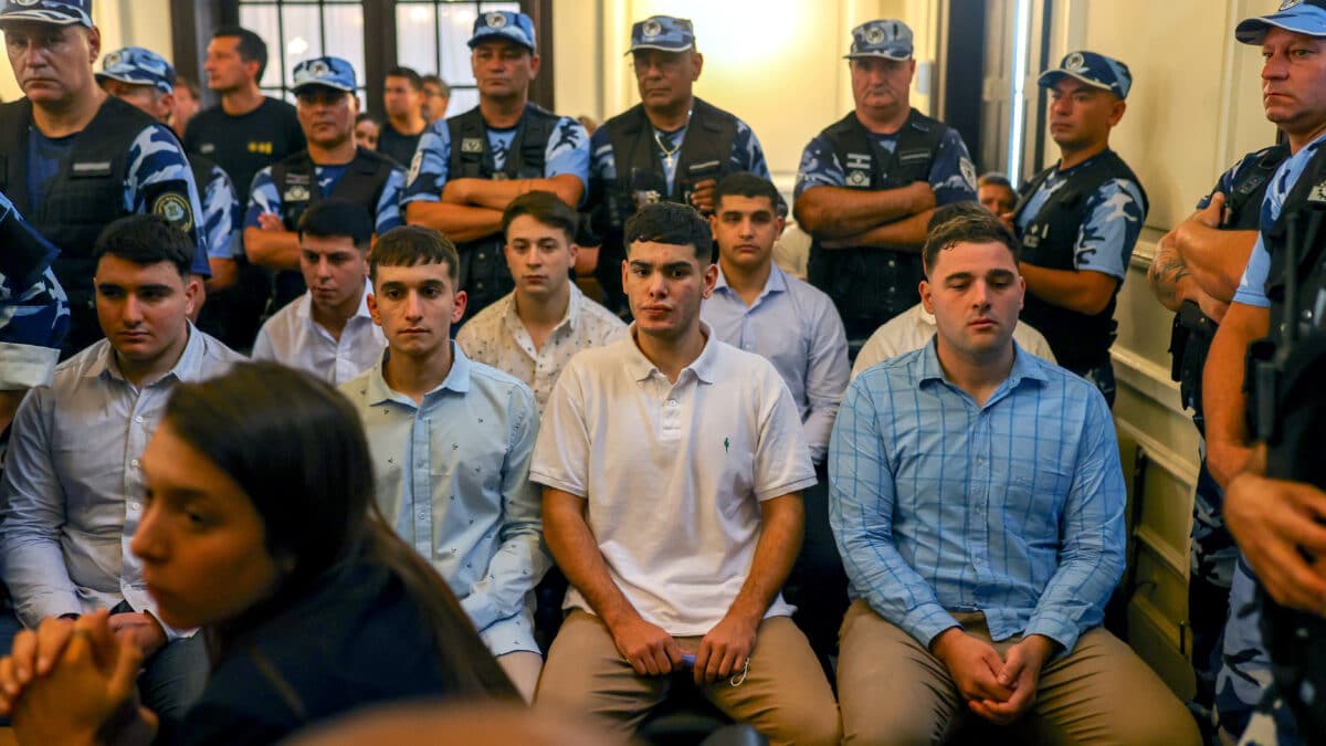 Fotografía que muestra los imputados por el crimen de Fernando Báez Sosa durante una audiencia hoy en Dolores (Argentina). Un tribunal de Argentina