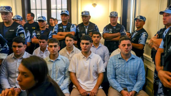 Fotografía que muestra los imputados por el crimen de Fernando Báez Sosa durante una audiencia hoy en Dolores (Argentina). Un tribunal de Argentina