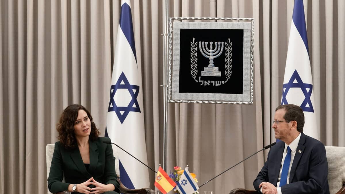 La presidenta de la Comunidad de Madrid, Isabel Díaz Ayuso, durante la reunión mantenida con el presidente de Israel, Isaac Herzog, este lunes en Jerusalén.