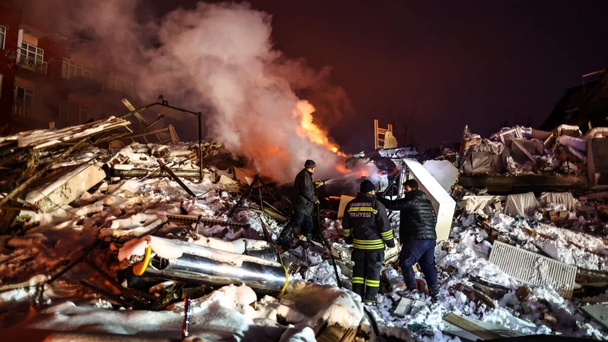 - Personal de emergencia y lugareños buscan supervivientes en el lugar de un edificio derrumbado tras un fuerte terremoto en el distrito de Elbistan de Kahramanmaras