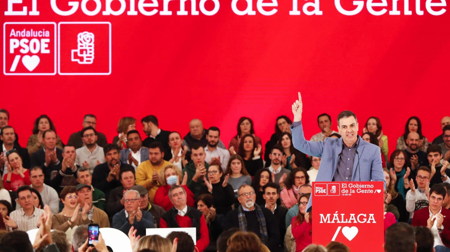 MÁLAGA, 12/02/2023.- El secretario general del PSOE y presidente del Gobierno, Pedro Sánchez, da un discurso durante un acto del partido celebrado este domingo en Málaga. EFE/ Jorge Zapata