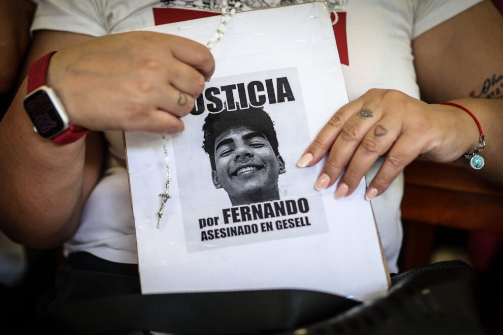 Familiares de Fernando Báez Sosa, asesinado en 2020 a la salida de una discoteca en una localidad costera argentina, se manifiestan para pedir justicia por la muerte del joven hoy, en Dolores (Argentina).