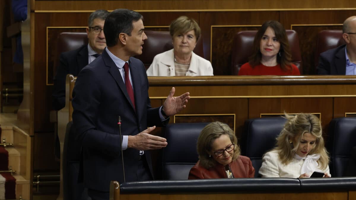 MADRID, 15/02/2023.- El presidente del Gobierno, Pedro Sánchez (i) interviene durante el pleno del Congreso celebrado este miércoles por la reforma de la ley del solo sí es sí después de que el PSOE y Podemos hayan demostrado su falta de acuerdo en este asunto. EFE/JJ Guillén