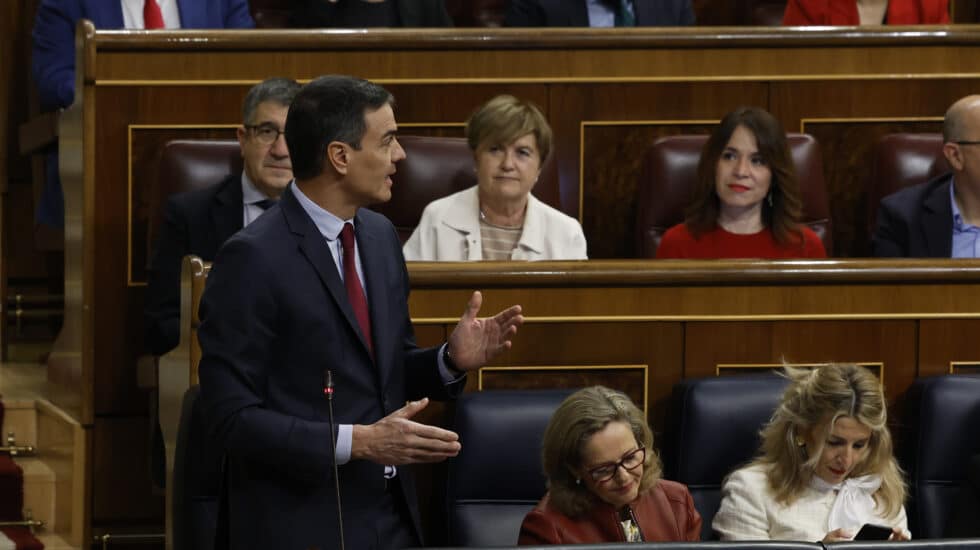 MADRID, 15/02/2023.- El presidente del Gobierno, Pedro Sánchez (i) interviene durante el pleno del Congreso celebrado este miércoles por la reforma de la ley del solo sí es sí después de que el PSOE y Podemos hayan demostrado su falta de acuerdo en este asunto. EFE/JJ Guillén