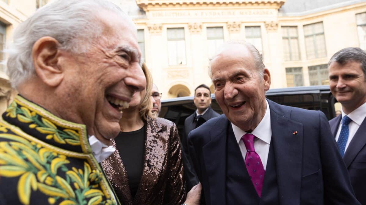 Mario Vargas Llosa y el rey emérito Juan Carlos I sonríen tras la ceremonia de admisión del escritor en la Acadamia Francesa