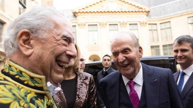 Mario Vargas Llosa y el rey emérito Juan Carlos I sonríen tras la ceremonia de admisión del escritor en la Acadamia Francesa