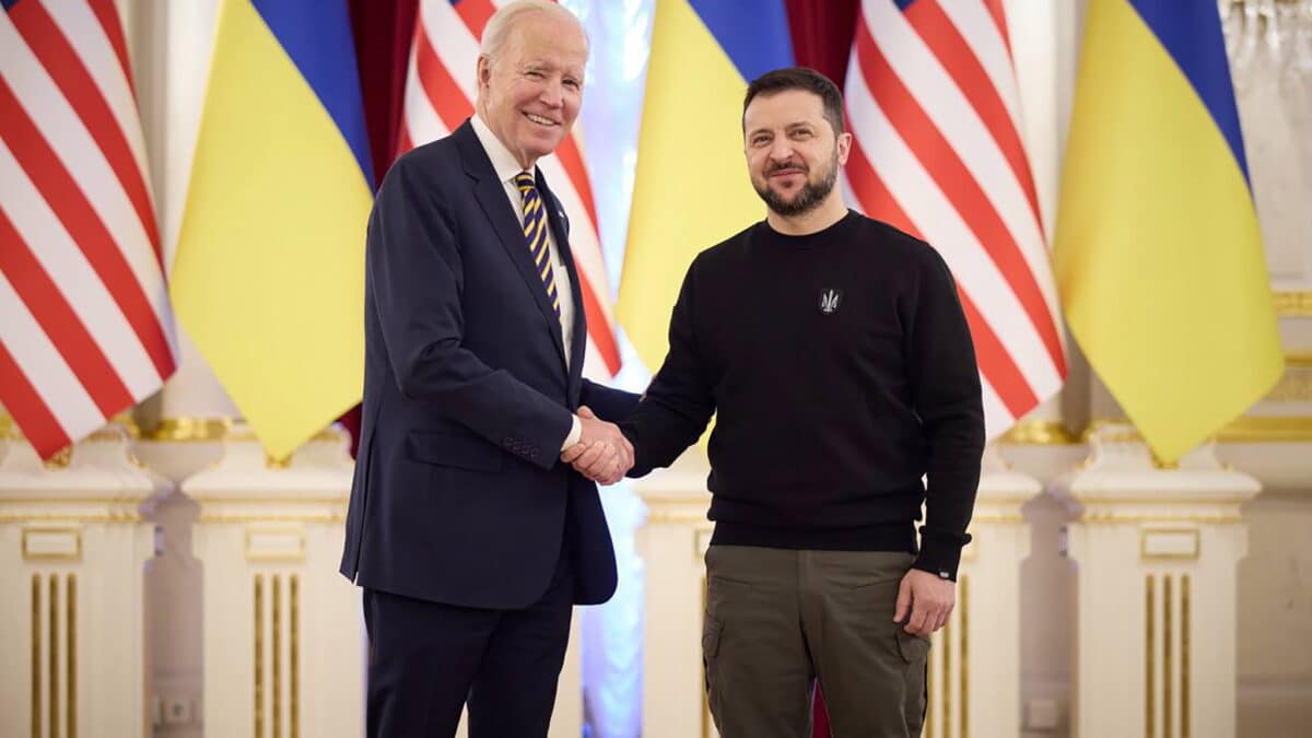 Biden y Zelenski se saludan en Kiev.