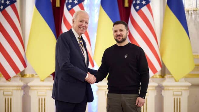 Biden y Zelenski se saludan en Kiev.