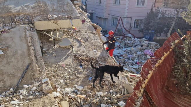 Efectivos de la UME buscan entre los escombros en Ganzitep, Turquía, este miércoles.