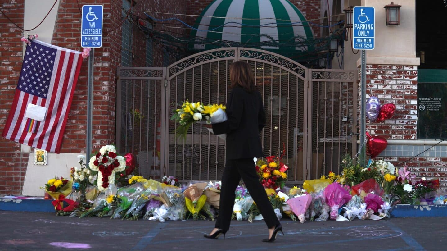 La vicepresidenta de Estados Unidos, Kamala Harris, depositando flores en el memorial por las víctimas del tiroteo de Monterey Park (California)