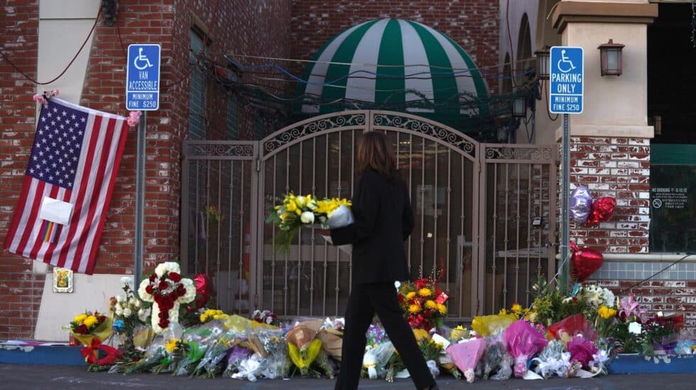 La vicepresidenta de Estados Unidos, Kamala Harris, depositando flores en el memorial por las víctimas del tiroteo de Monterey Park (California)