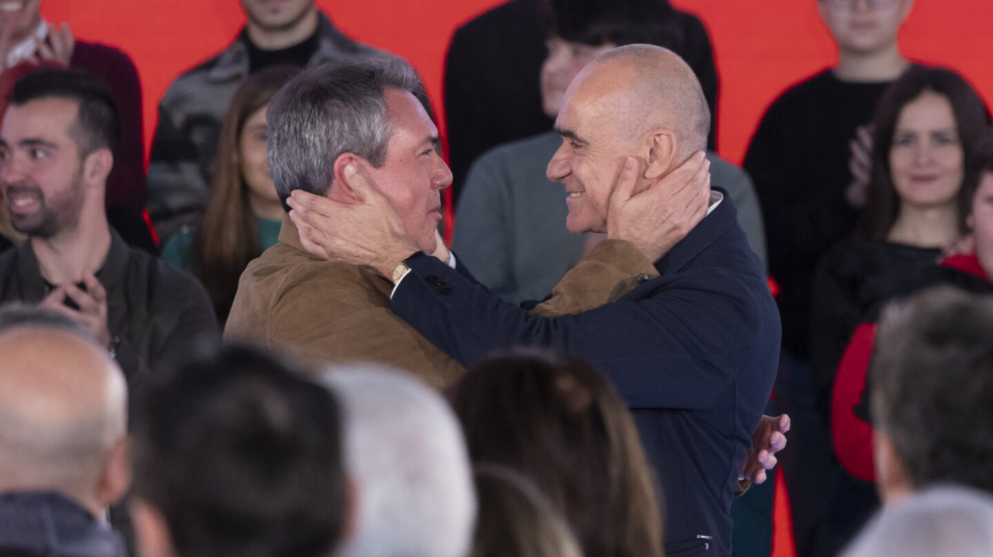 El secretario general del PSOE de Andalucía, Juan Espadas (i), y el alcalde de Sevilla, Antonio Muñoz (d), el pasado 14 de enero de 2023, en el mitin de lanzamiento de la campaña municipal, en la capital hispalense.