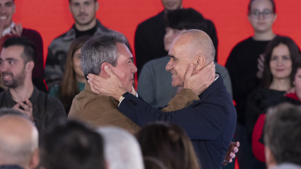 El secretario general del PSOE de Andalucía, Juan Espadas (i), y el alcalde de Sevilla, Antonio Muñoz (d), el pasado 14 de enero de 2023, en el mitin de lanzamiento de la campaña municipal, en la capital hispalense.