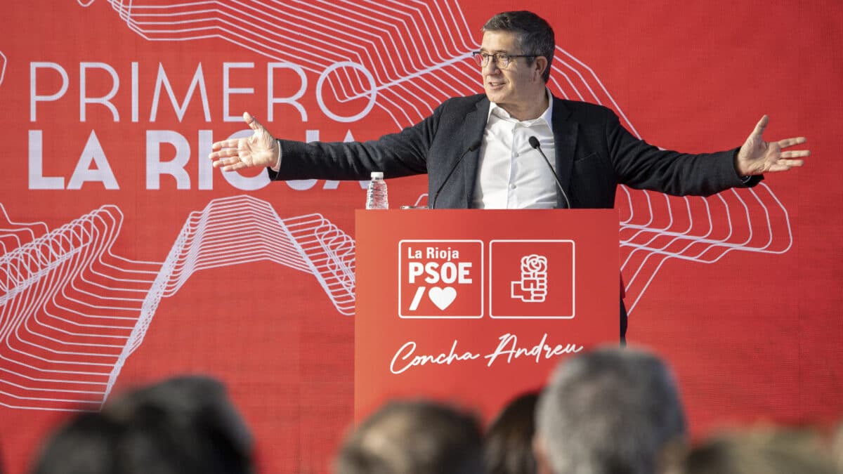 LOGROÑO 05/02/2023.- El portavoz del Grupo Parlamentario Socialista, Patxi López, interviene durante el acto de presentación de candidaturas a alcaldías socialistas de La Rioja de más de 1.000 habitantes, este domingo en el Palacio de Congresos de Logroño. EFE/ Raquel Manzanares