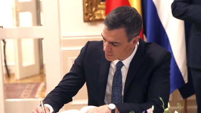 El presidente del Gobierno español, Pedro Sánchez, firma en el Libro de Oro croata durante su visita a Zagreb, Croacia
