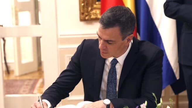 Sánchez, sordo aquí y en Viena El presidente del Gobierno español, Pedro Sánchez, firma en el Libro de Oro croata durante su visita a Zagreb, Croacia