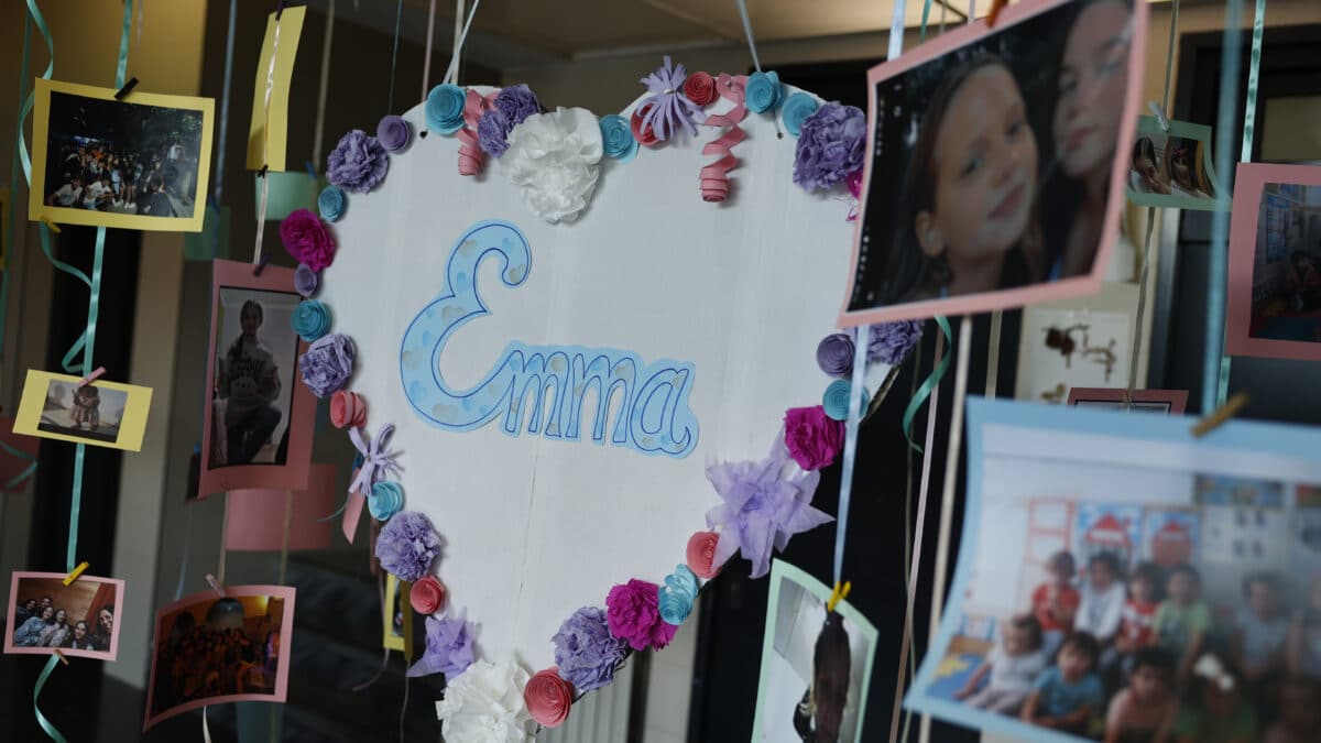 Fotografías y carteles en el instituto de Emma, la niña que murió de peritonitis.