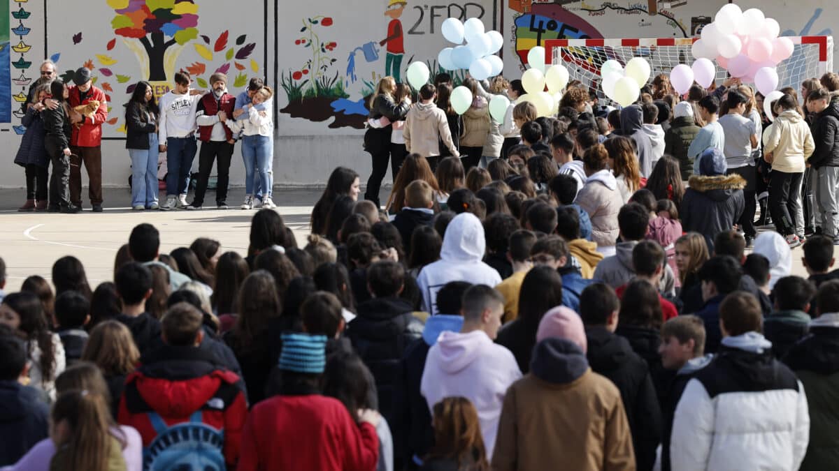 Los padres de Enma (en la imagen, junto a sus hijos y las novias de éstos) la niña de 12 años que falleció el pasado lunes en el Hospital Clínico de Valencia de una "peritonitis purulenta"