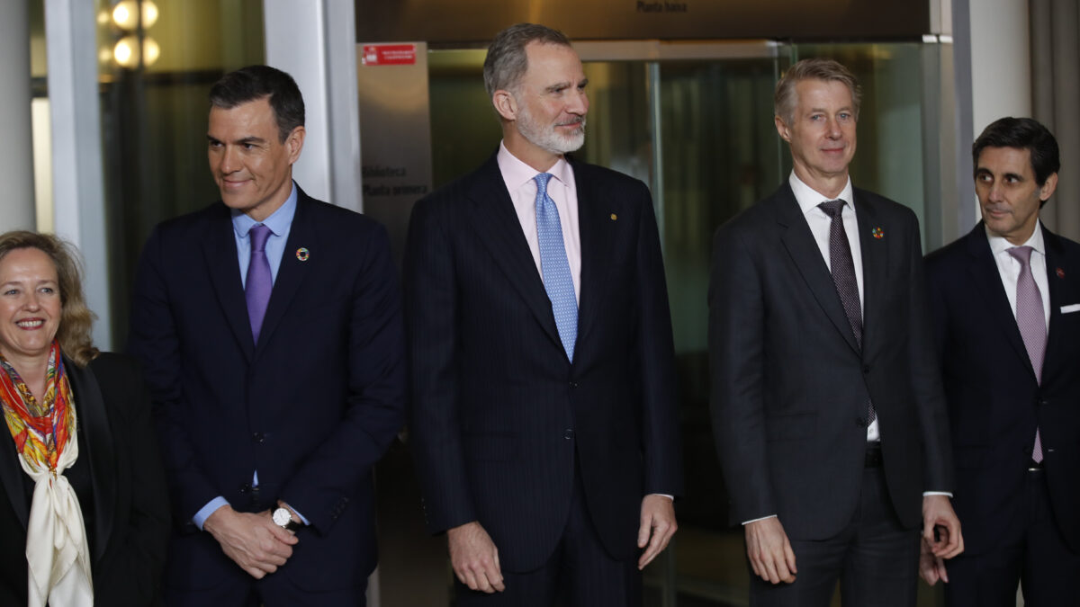 El rey Felipe VI, acompañado por la vicepresidenta primera, Nadia Calviño, el presidente del Gobierno, Pedro Sánchez, el director general de GSMA, Mats Granryd, y el presidente del consejo de GSMA José María Álvarez-Pallete, a su llegada a la cena oficial del Mobile World Congress de Barcelona, este domingo.