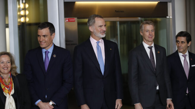 El rey Felipe VI, acompañado por la vicepresidenta primera, Nadia Calviño, el presidente del Gobierno, Pedro Sánchez, el director general de GSMA, Mats Granryd, y el presidente del consejo de GSMA José María Álvarez-Pallete, a su llegada a la cena oficial del Mobile World Congress de Barcelona, este domingo.