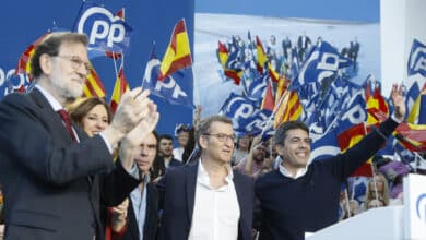 Media de encuestas autonómicas: el PP retendría sus gobiernos y amenaza en la Comunidad Valenciana o La Rioja