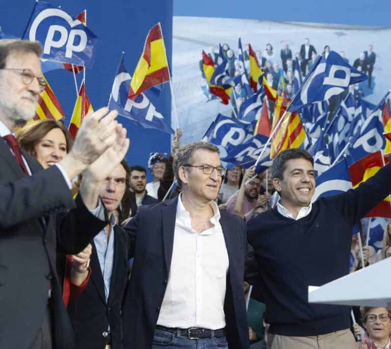 Media de encuestas autonómicas: el PP retendría sus gobiernos y amenaza en la Comunidad Valenciana o La Rioja