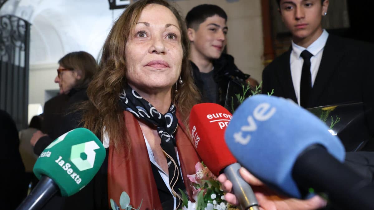 La viuda de Carlos Saura, Eulalia Ramón, atiende a los medios en la capilla ardiente del cineasta, instalada este lunes en la Academia del Cine en Madrid.